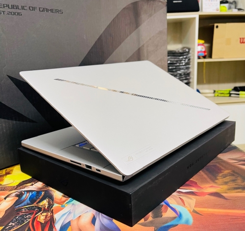 ASUS ROG Zephyrus G16 GU605MI (2024) Ultra 9 185H/32GB/1TB/16 2.5K 240Hz OLED/RTX 4070 8G