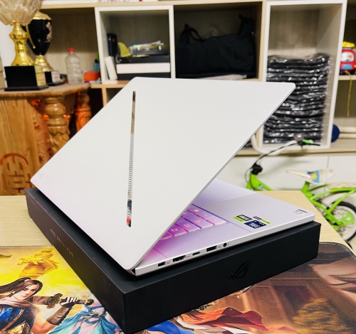 ASUS ROG Zephyrus G16 GU605MI (2024) Ultra 9 185H/32GB/1TB/16 2.5K 240Hz OLED/RTX 4070 8G