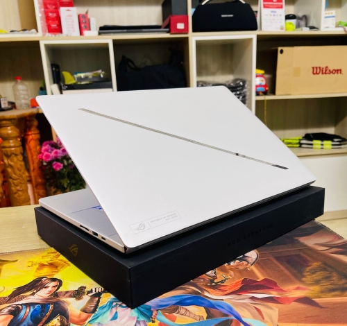 ASUS ROG Zephyrus G16 GU605MI (2024) Ultra 9 185H/32GB/1TB/16 2.5K 240Hz OLED/RTX 4070 8G