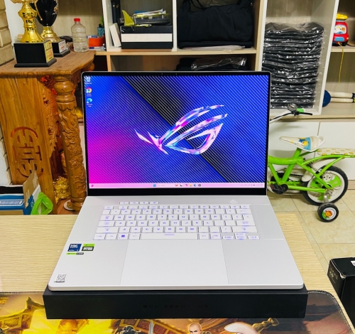 ASUS ROG Zephyrus G16 GU605MI (2024) Ultra 9 185H/32GB/1TB/16 2.5K 240Hz OLED/RTX 4070 8G